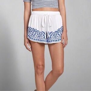 Abercrombie & Fitch White Shorts with Blue Trim Size Small